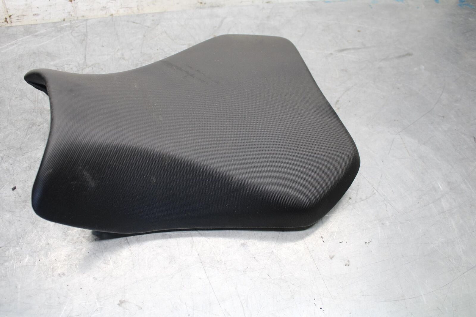 2017 Suzuki GSXR600 FRONT DRIVERS SEAT  SADDLE PILLION 45100-14J10-DW2 #B BB527