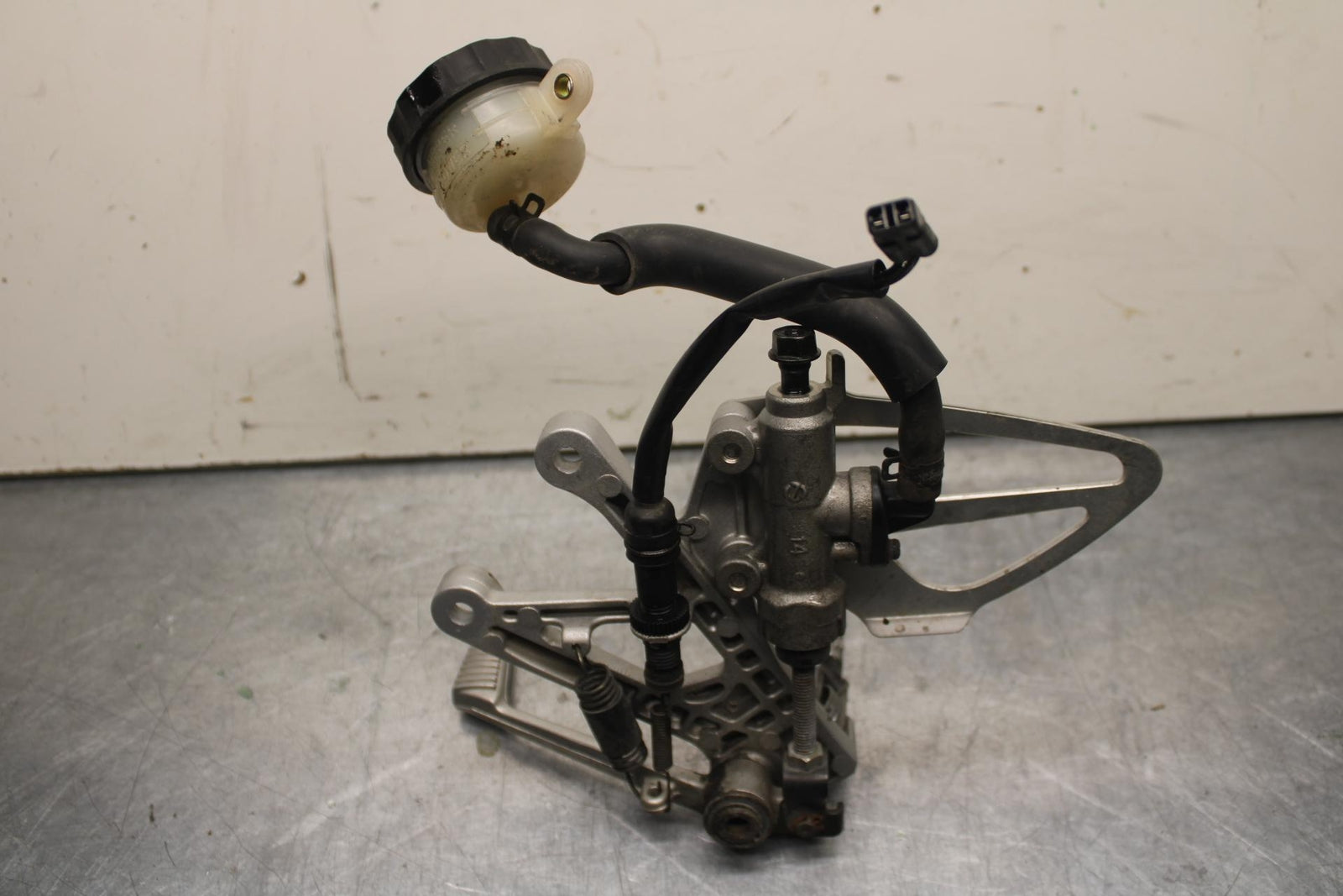 2004 Honda CBR600F4i RIGHT REARSET REAR SET DRIVER FOOT PEG REST STOP BB606