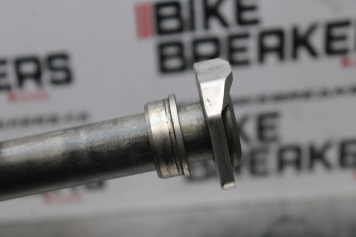 09 SUZUKI GSXR1000 REAR AXLE BACK WHEEL RIM PIVOT BOLT AXEL BB777