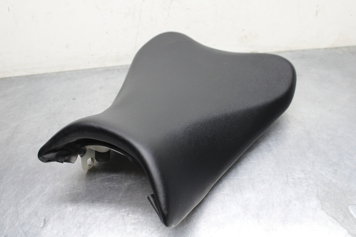 09 SUZUKI GSXR600 FRONT DRIVERS SEAT PAD SADDLE PILLION BB759