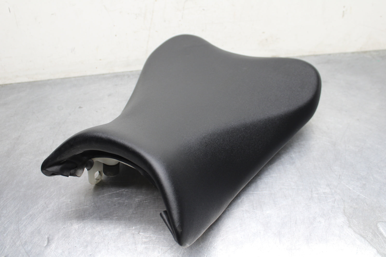 09 SUZUKI GSXR600 FRONT DRIVERS SEAT PAD SADDLE PILLION BB759