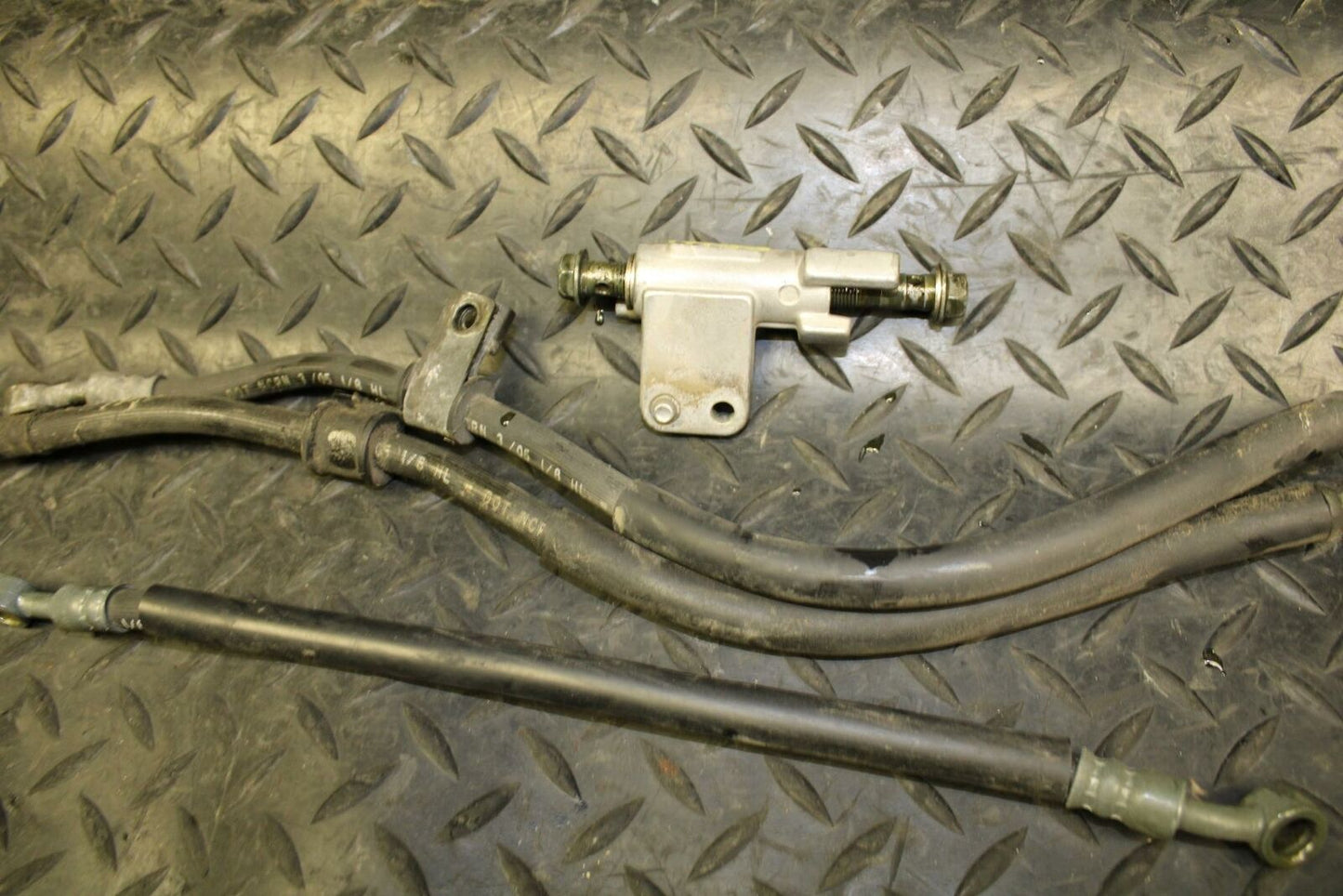 05-06 SUZUKI KATANA 750 GSX750F FRONT BRAKE CALIPER HOSES LINES bb166