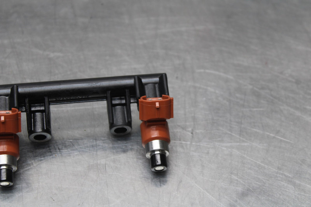 18 YAMAHA YZF R1  SECONDARY FUEL INJECTORS TOP AIRBOX GAS RAIL BB838