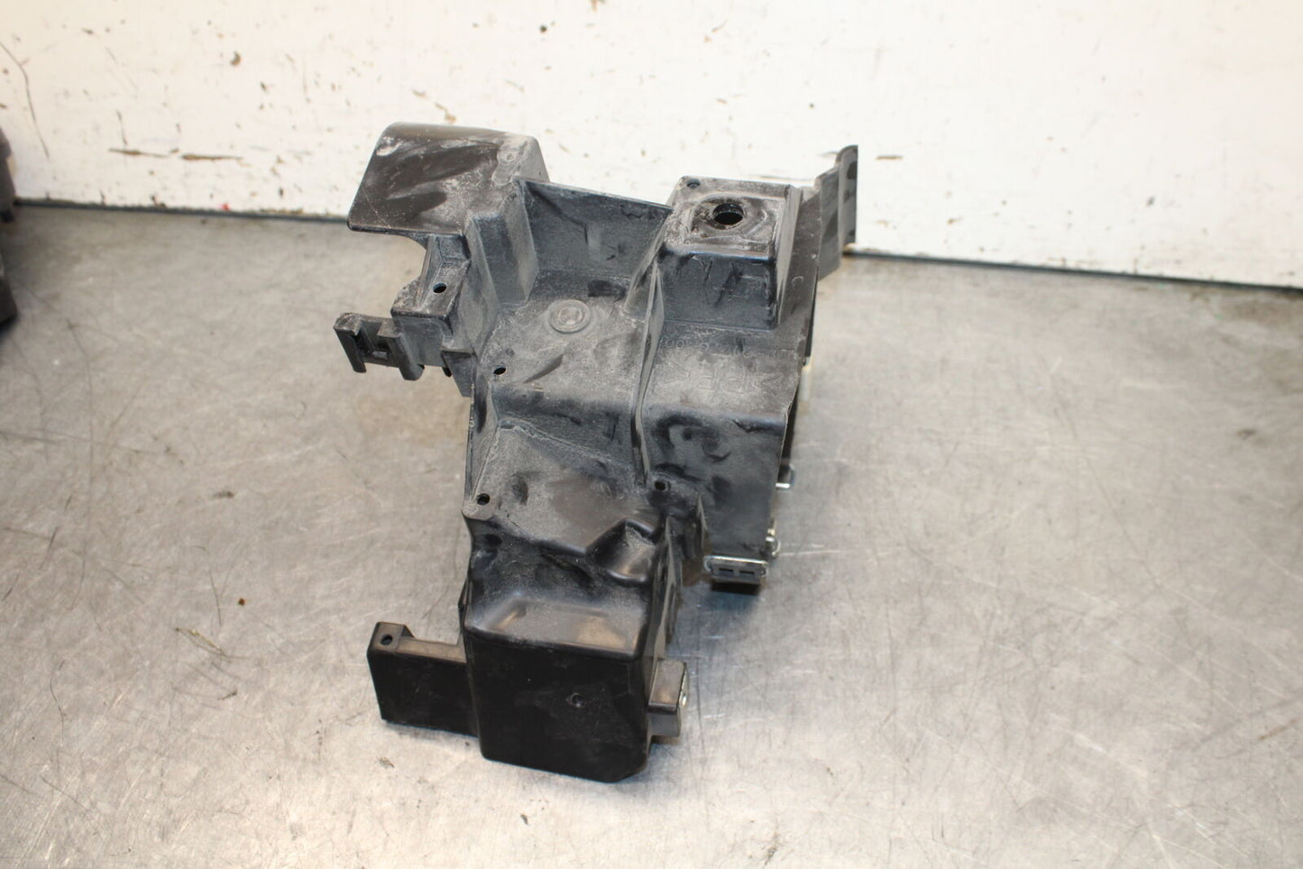 17-24 YAMAHA BOLT XVS950 BATTERY TRAY BOX HOLDER BB729