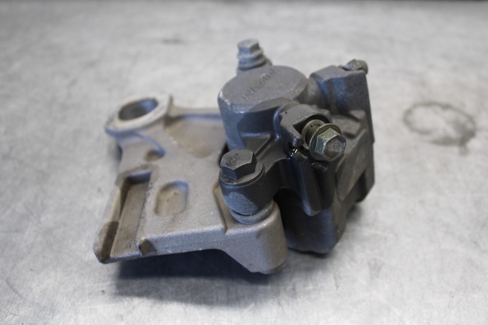 07-09 YAMAHA FZ6 REAR BACK BRAKE CALIPER W MOUNT BRACKET BB713