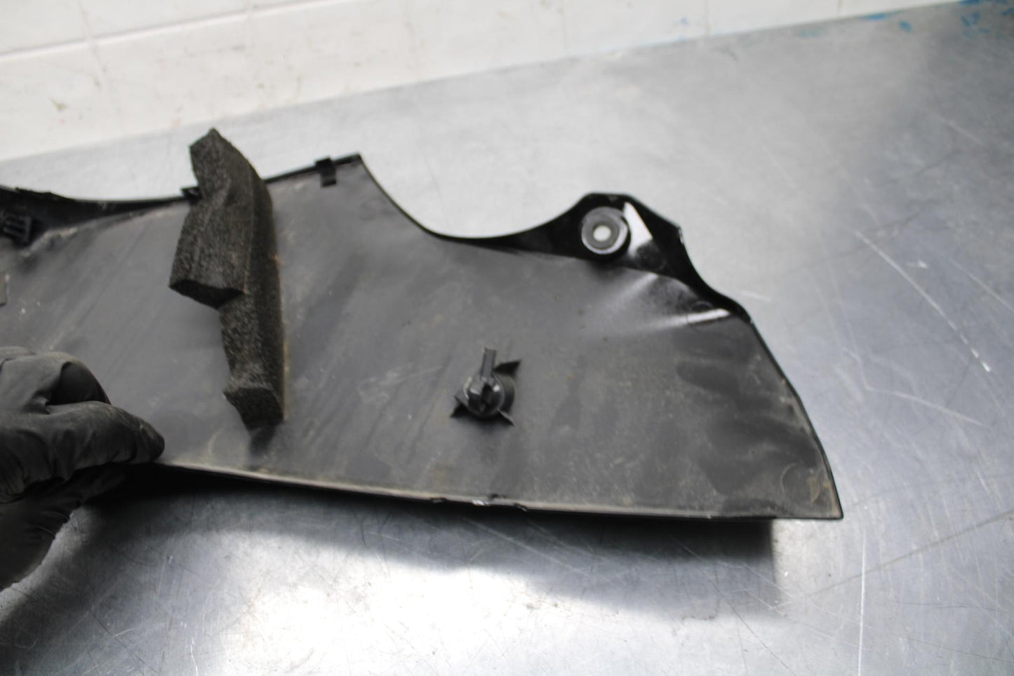 20 SUZUKI GSXR 1000 RIGHT LOWER BOTTOM BELLY FAIRING COWL BB597