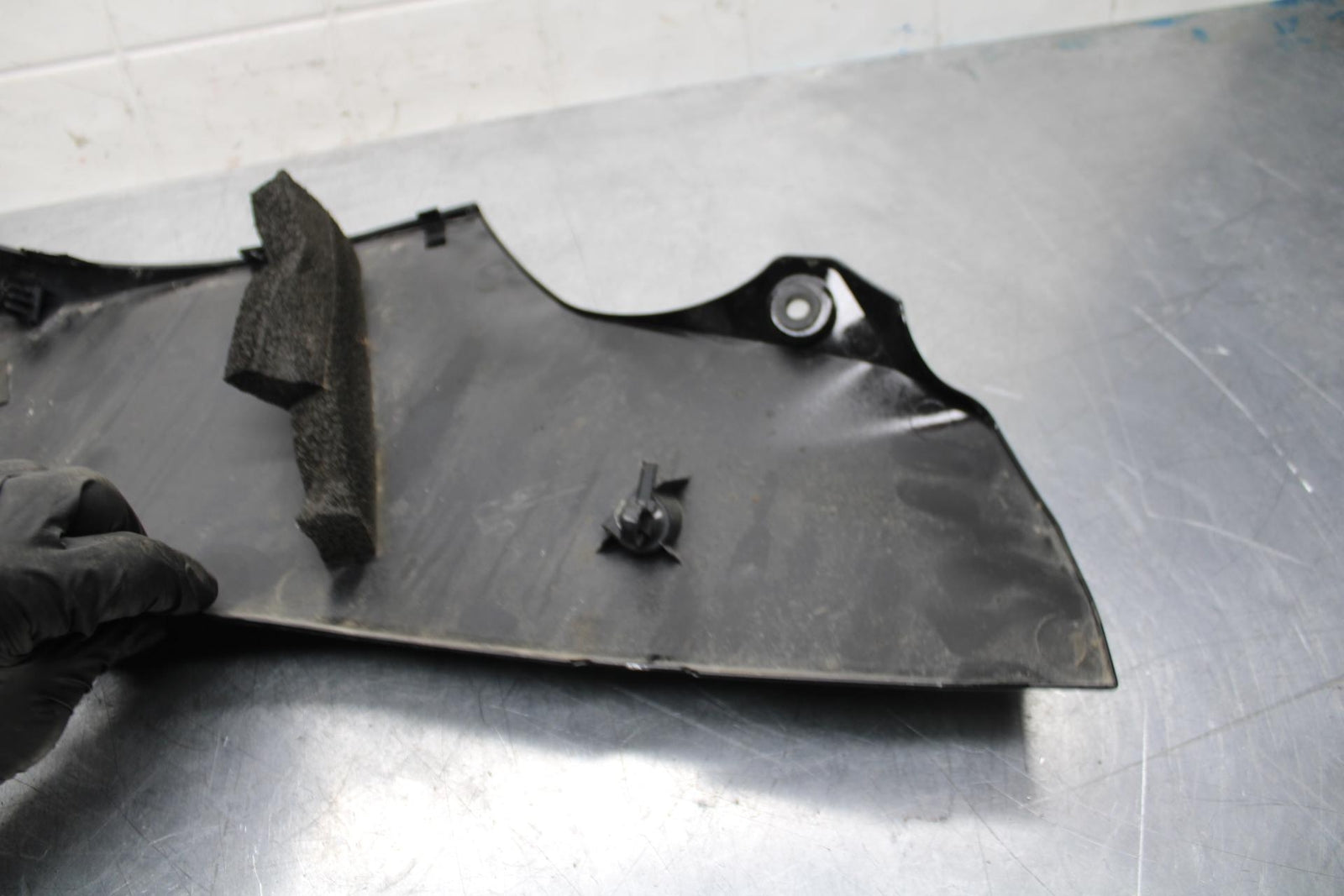 20 SUZUKI GSXR 1000 RIGHT LOWER BOTTOM BELLY FAIRING COWL BB597