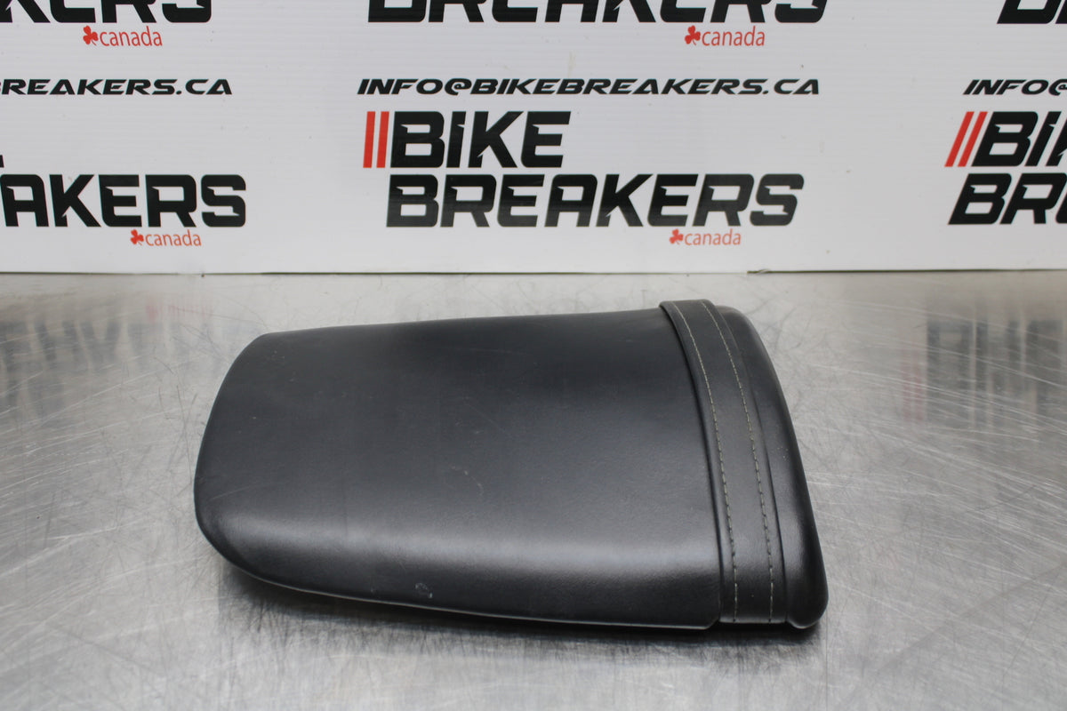 06-07 HONDA CBR1000RR REAR BACK PASSENGER TANDEM SEAT PAD SADDLE PILLION BB166