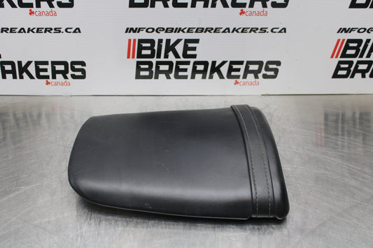 06-07 HONDA CBR1000RR REAR BACK PASSENGER TANDEM SEAT PAD SADDLE PILLION BB166