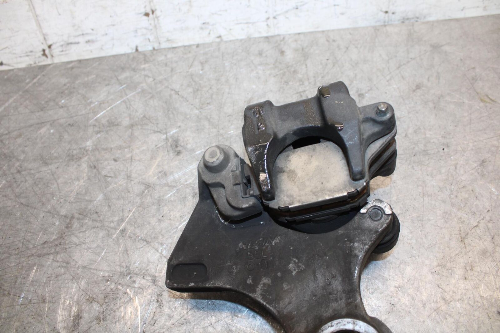 2003 Yamaha YZF R6 REAR BACK BRAKE CALIPER W MOUNT BRACKET BB539