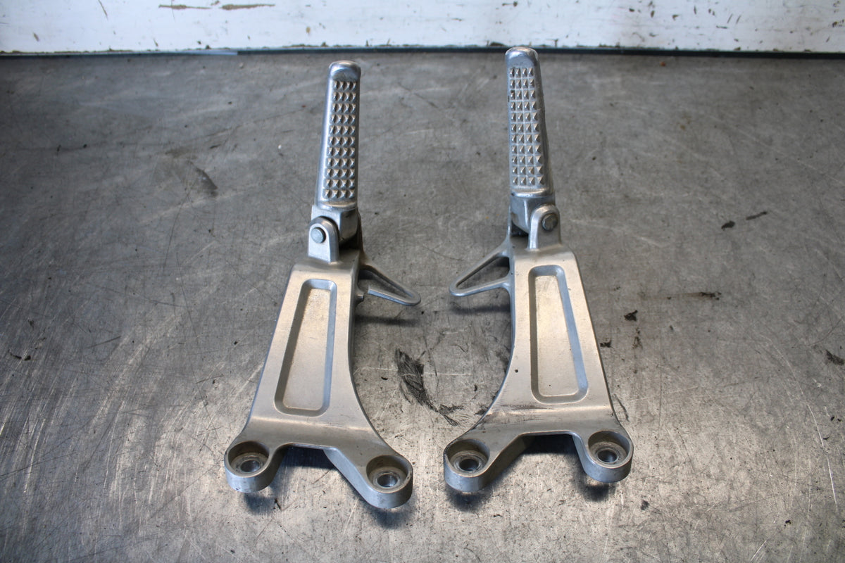 03-04 HONDA CBR600RR REAR BACK PASSENGER PEG SET PAIR BB661