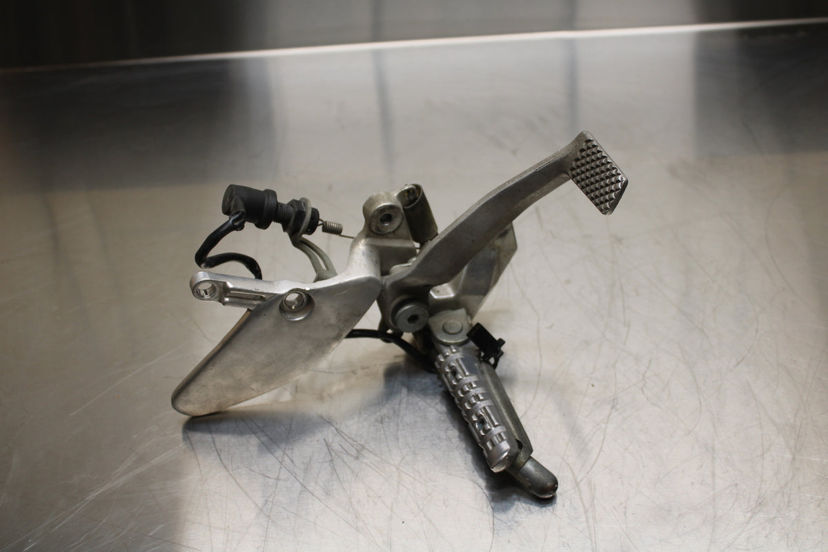 96 YAMAHA YZF750R RIGHT REARSET REAR SET DRIVER FOOT PEG REST STOP BB137