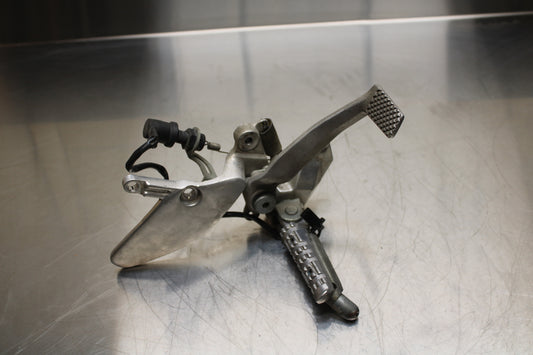 96 YAMAHA YZF750R RIGHT REARSET REAR SET DRIVER FOOT PEG REST STOP BB137