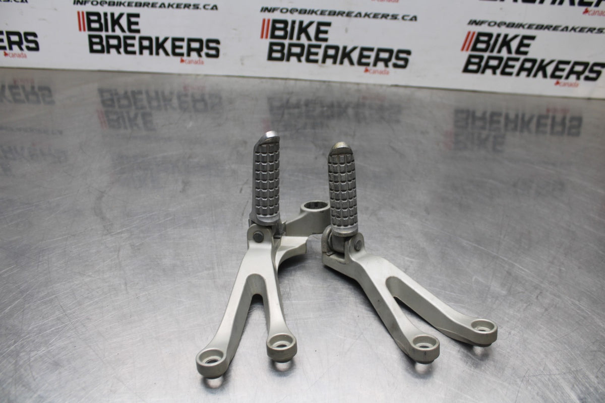 98 KAWASAKI NINJA ZX6 REAR BACK PASSENGER PEG SET PAIR BB870