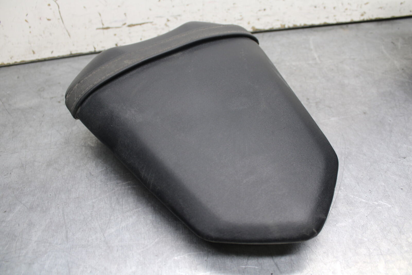 07-08 YAMAHA YZF R1 REAR BACK PASSENGER TANDEM SEAT PAD SADDLE PILLION BB724