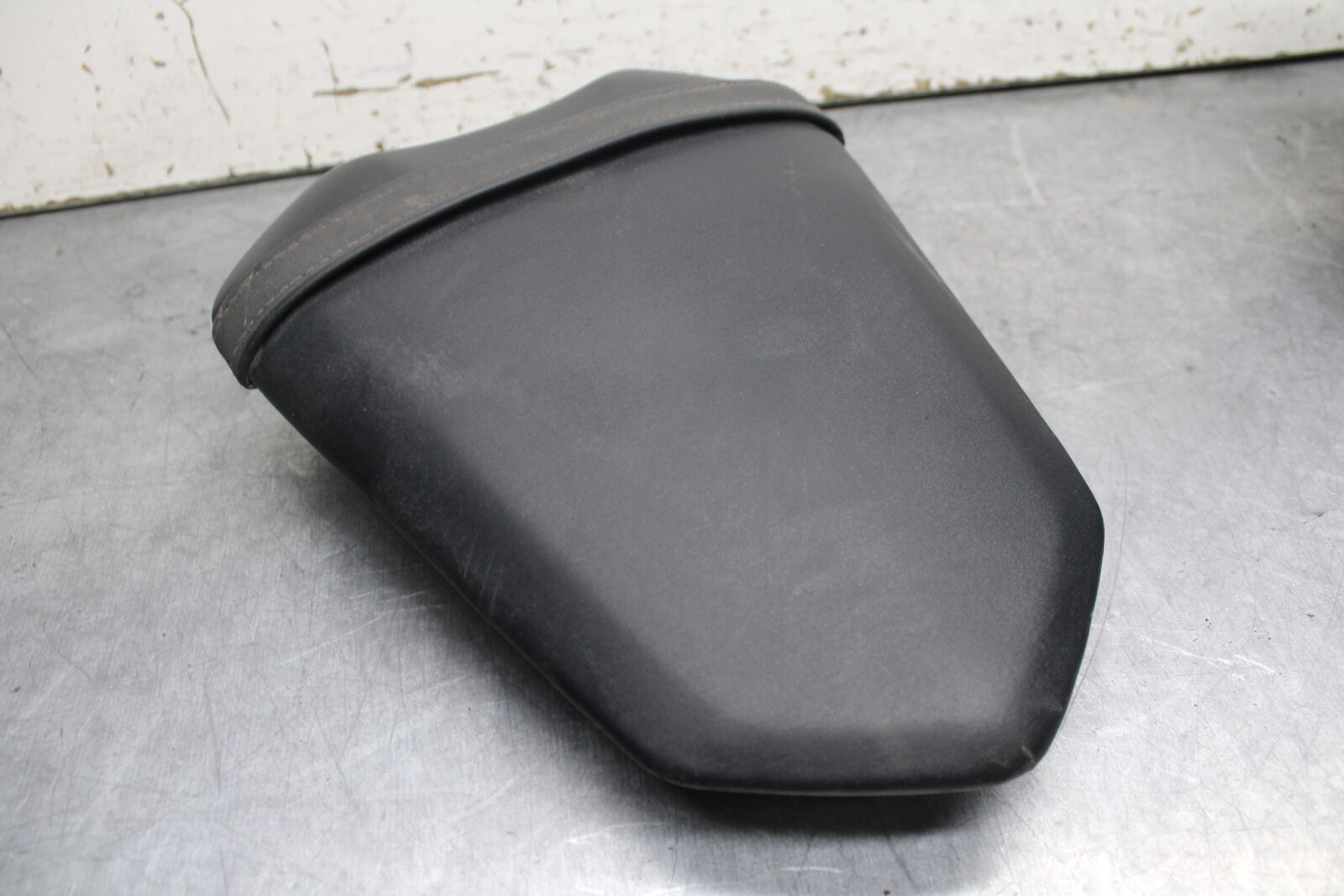07-08 YAMAHA YZF R1 REAR BACK PASSENGER TANDEM SEAT PAD SADDLE PILLION BB724