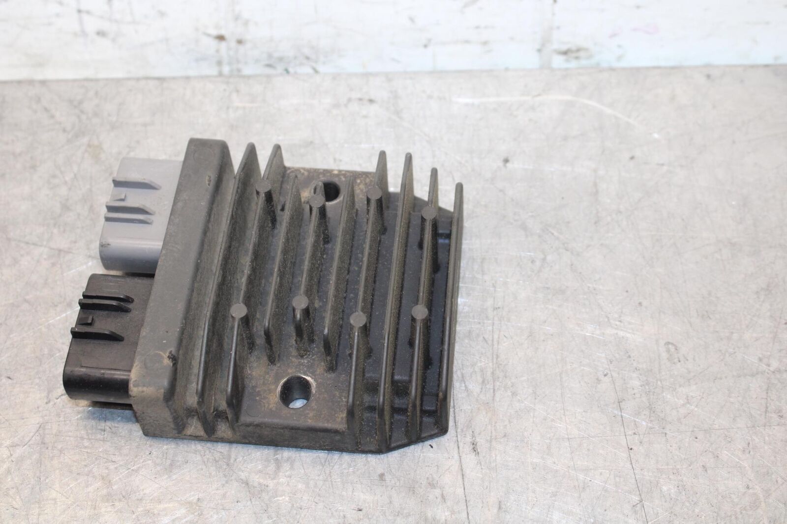 2015 Yamaha FZ09 RECTIFIER VOLTAGE REGULATOR 1D7-81960-01-00 BB54
