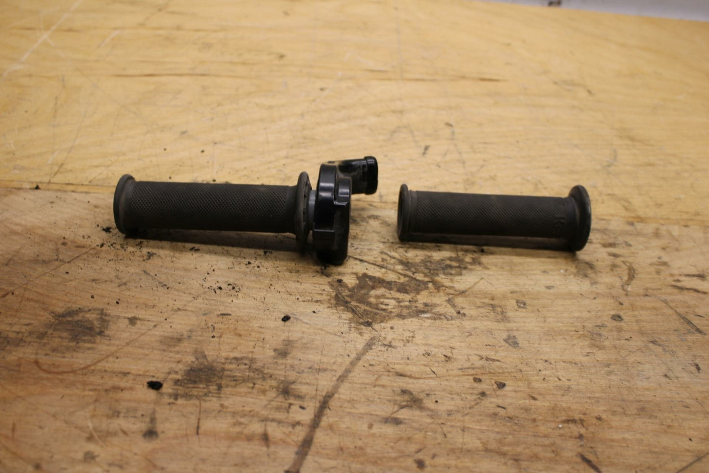 04-05 KAWASAKI NINJA ZX10R THROTTLE CABLE LINE HOUSING GUIDE GRIPS BB322