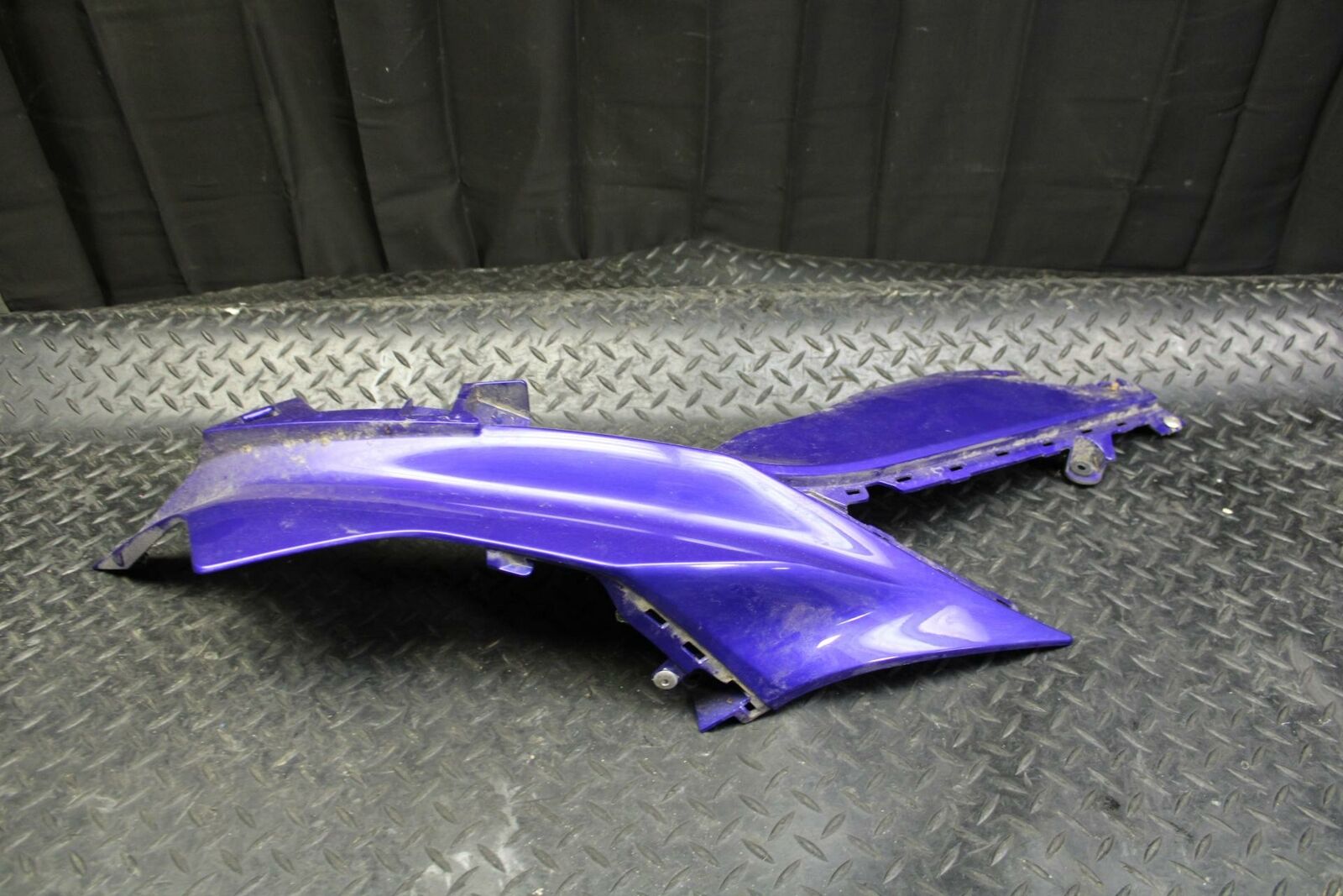 19 YAMAHA YZF R3 RIGHT MID UPPER SIDE FAIRING COWL PLASTIC BB177