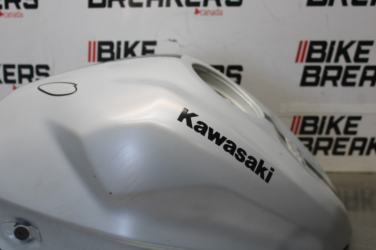 23-26 KAWASAKI NINJA ZX4RR GAS TANK FUEL CELL PETROL RESERVOIR BB898