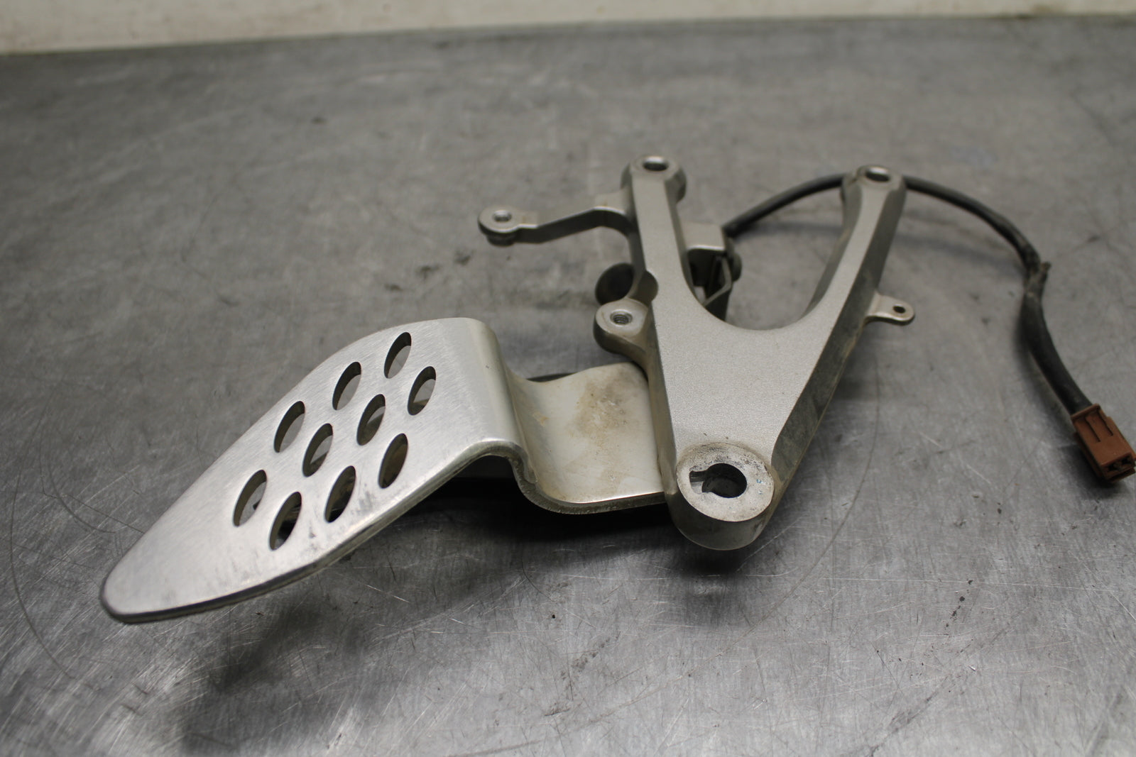 04-05 YAMAHA YZF R1 RIGHT REARSET REAR SET DRIVER FOOT PEG BRACKET MOUNT BB131