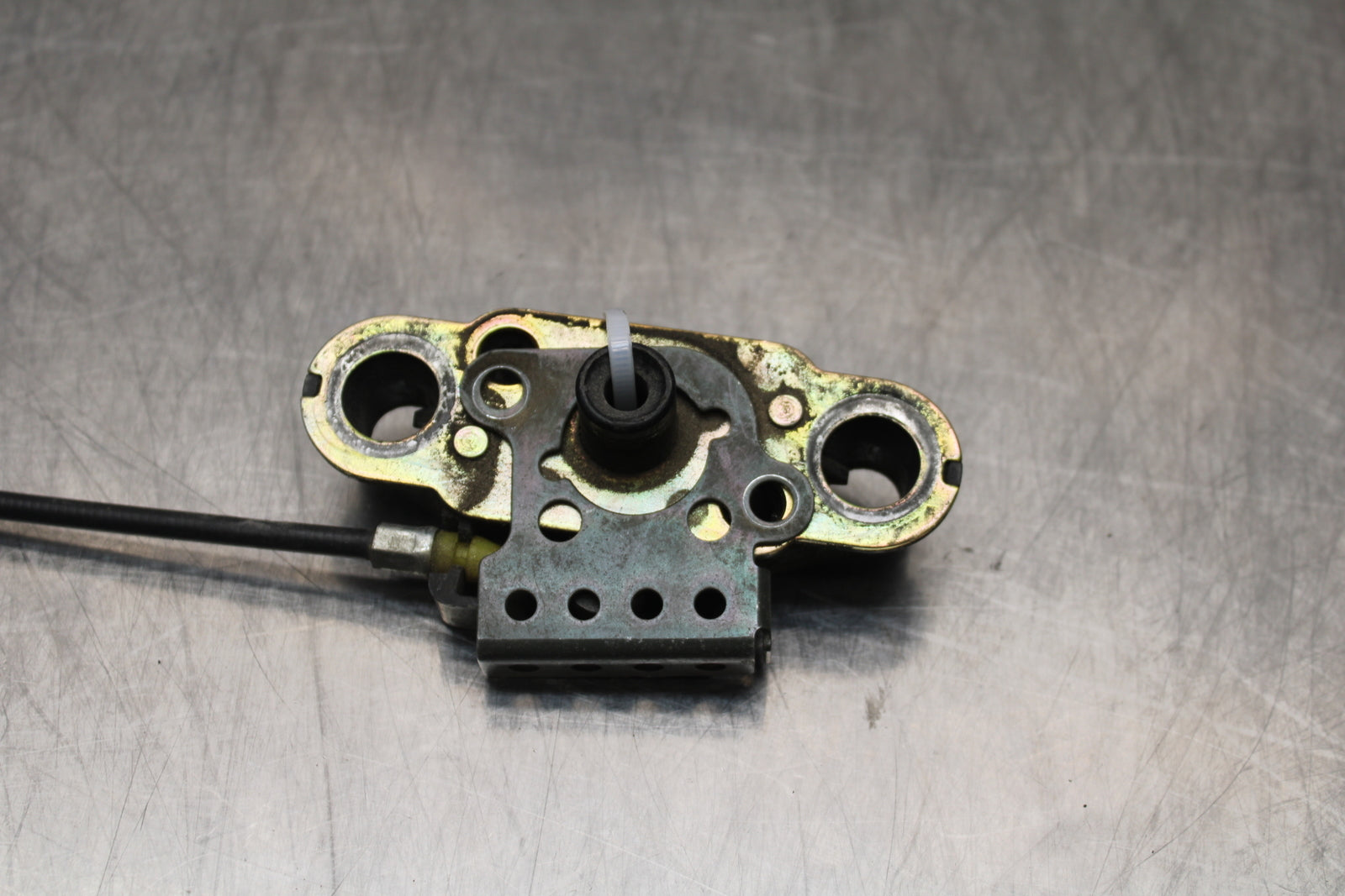 04-05 KAWASAKI NINJA ZX10R REAR PASSENGER SEAT LATCH LOCK ASSEMBLY BB163