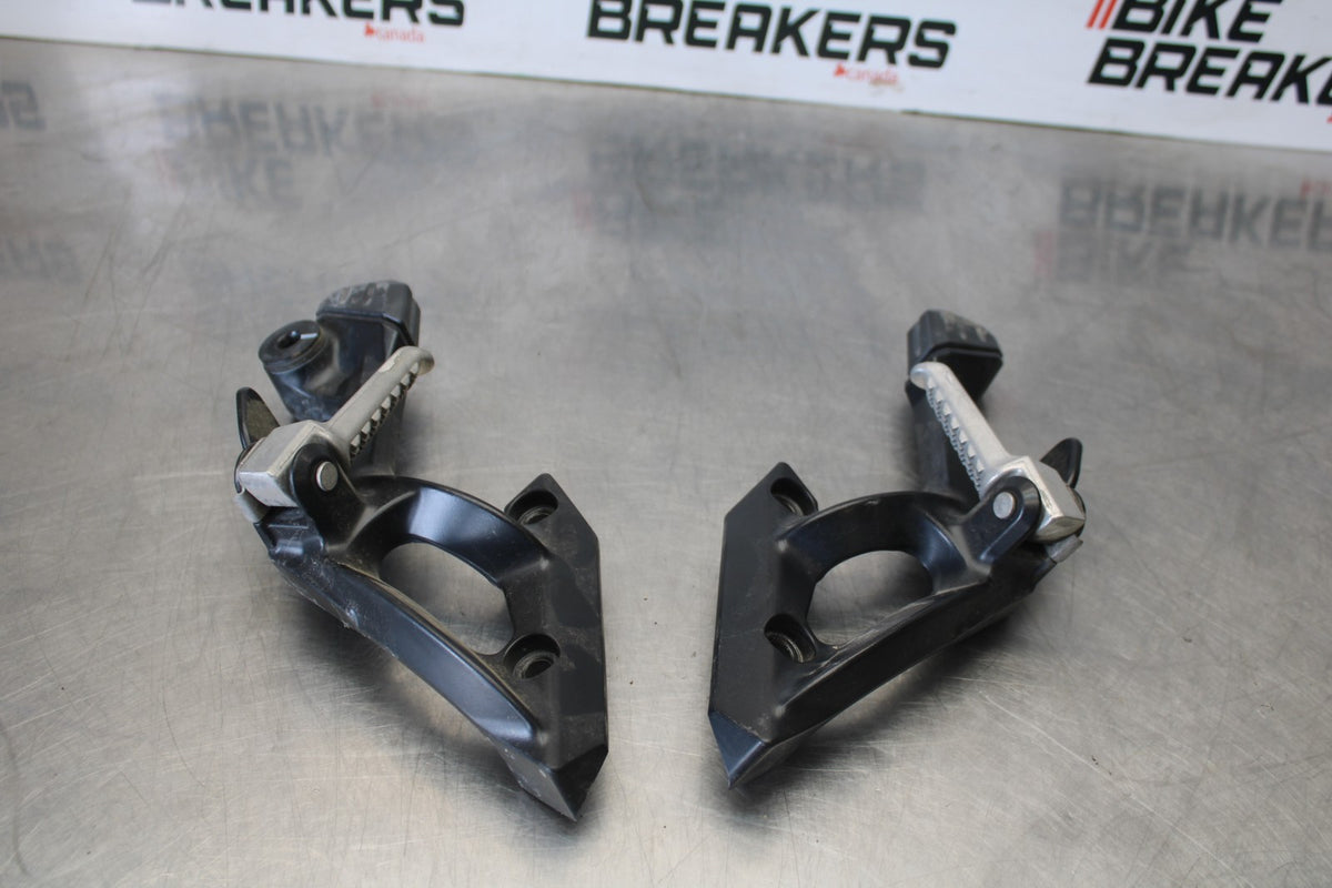 09 KAWASAKI CONCOURS 14 ZG1400B REAR BACK PASSENGER PEG SET PAIR BB875