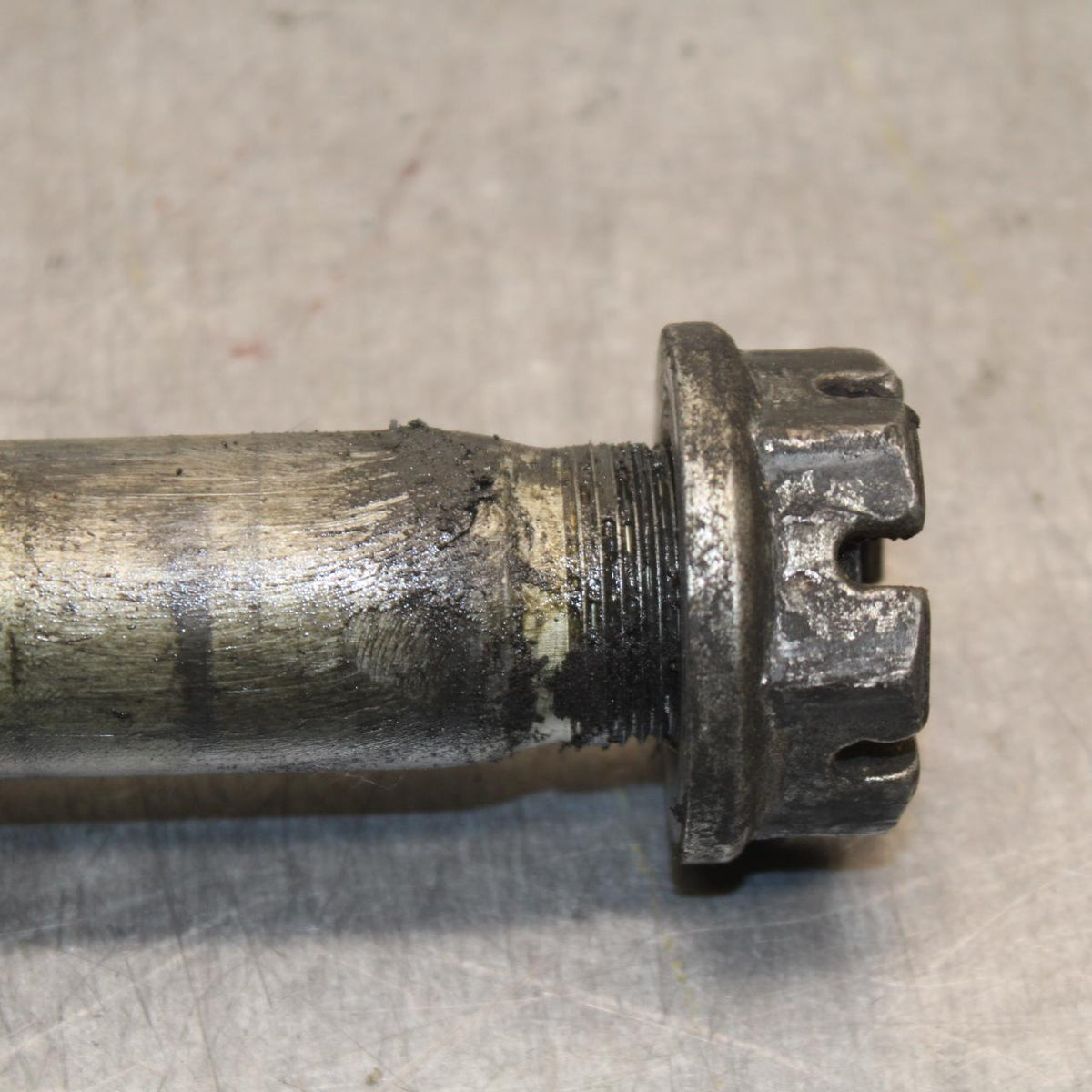 06-07 SUZUKI GSXR750 REAR AXLE BACK WHEEL RIM PIVOT BOLT AXEL 64711-49G10 BB645