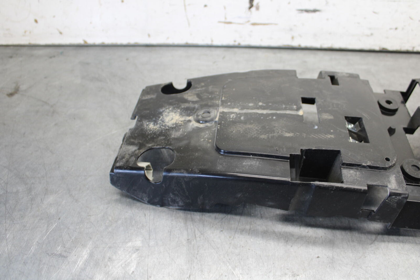 08-16 YAMAHA YZF R6 REAR BACK TAIL UNDERTAIL BATTERY TRAY PLASTIC OEM BB665