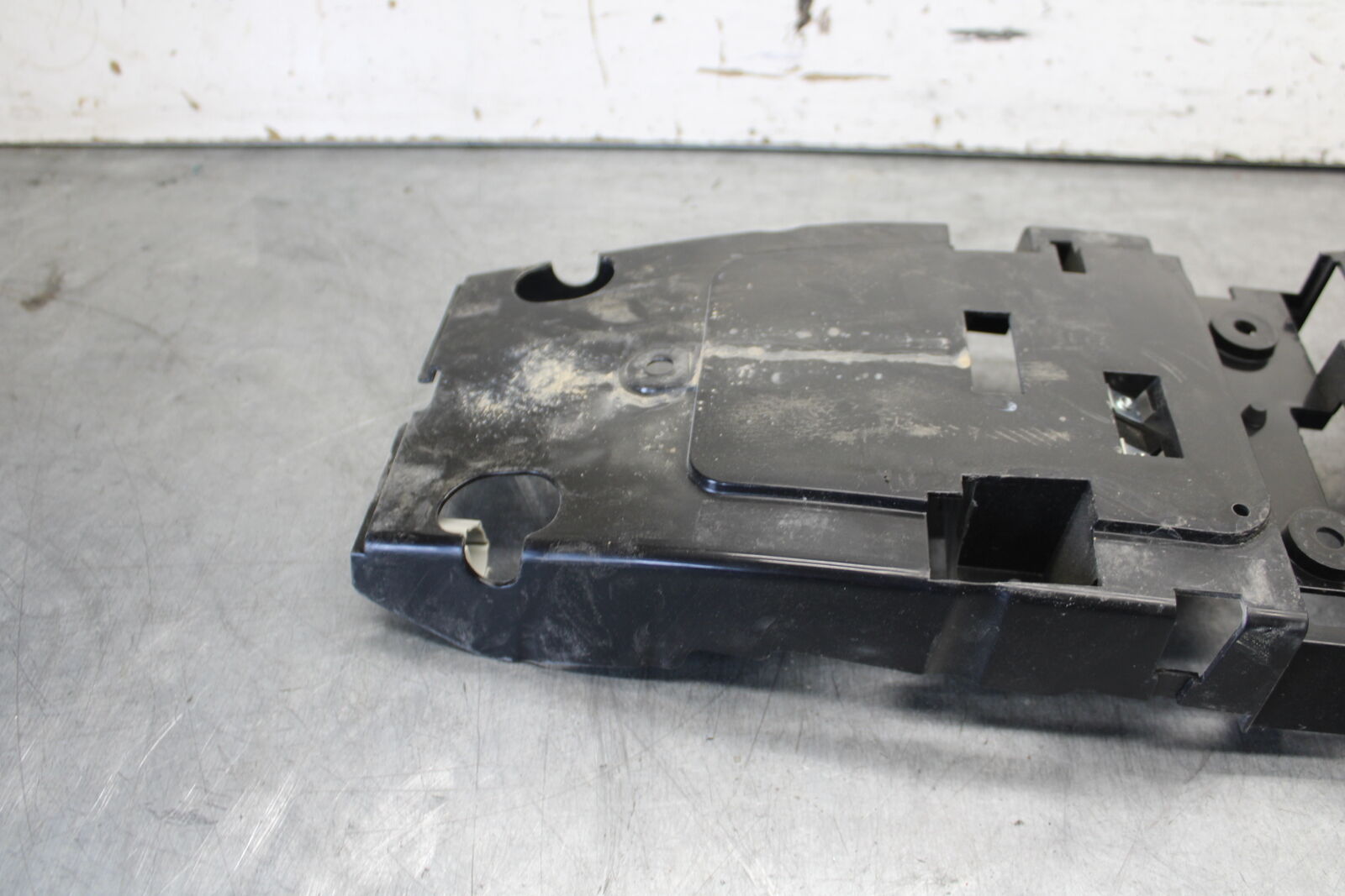 08-16 YAMAHA YZF R6 REAR BACK TAIL UNDERTAIL BATTERY TRAY PLASTIC OEM BB665