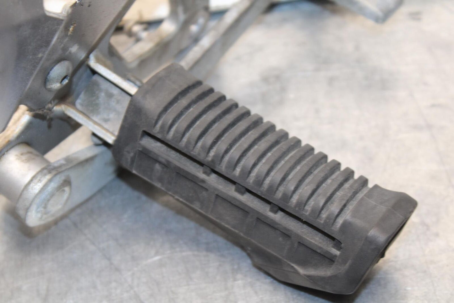 04-09 SUZUKI GS 500 FH GS500F RIGHT REARSET REAR SET DRIVER FOOT PEG REST  BB97