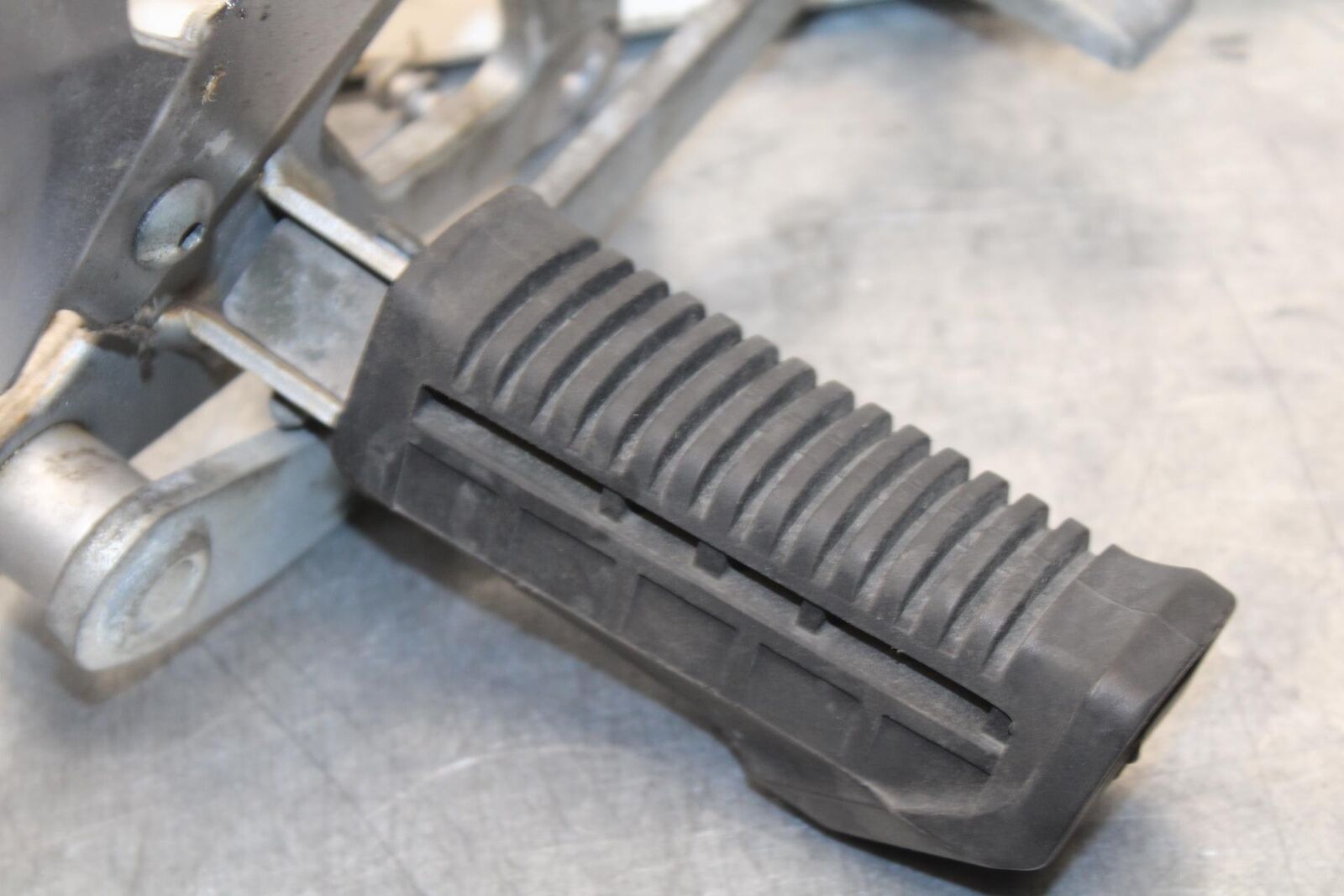 04-09 SUZUKI GS 500 FH GS500F RIGHT REARSET REAR SET DRIVER FOOT PEG REST  BB97