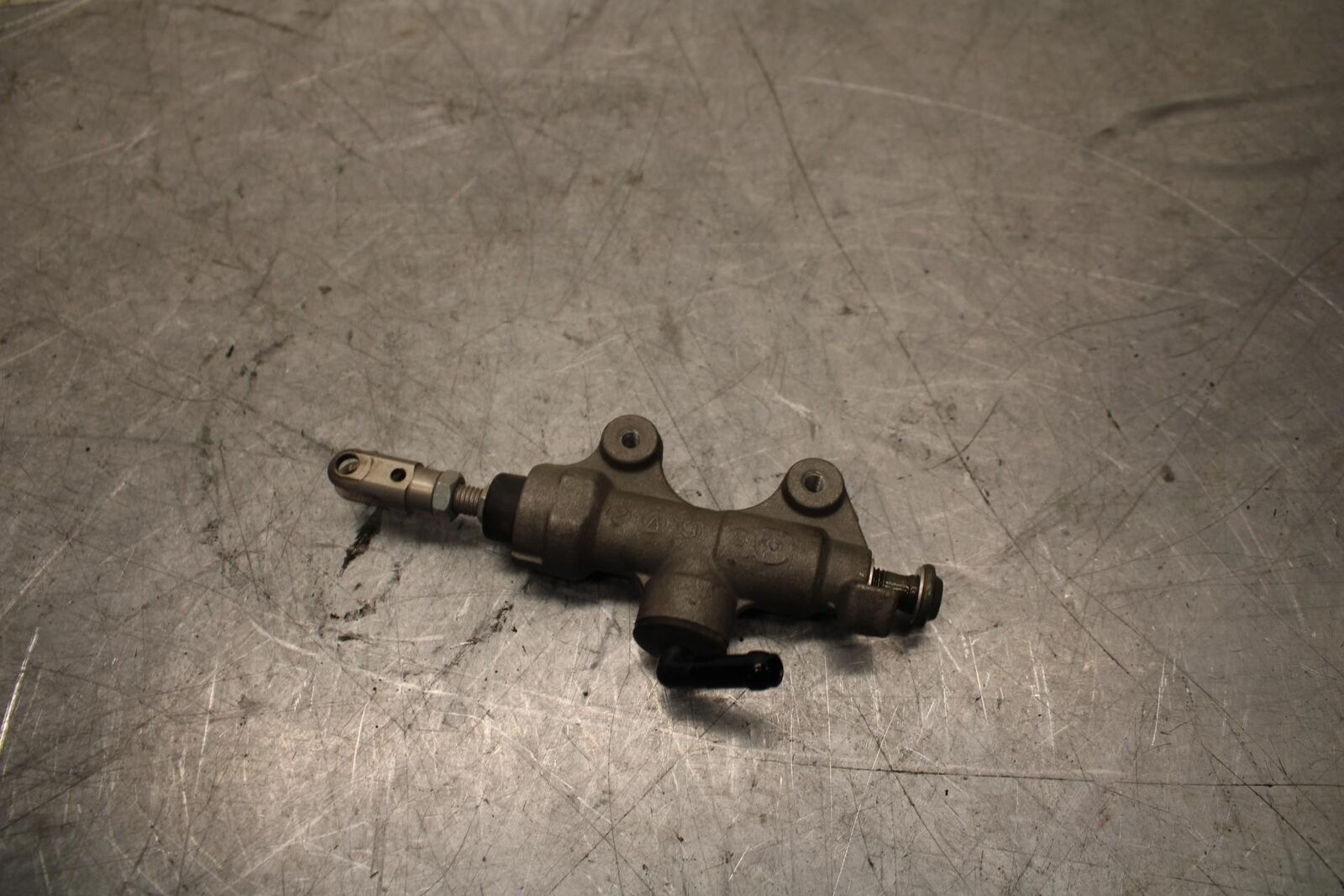 2007 Yamaha YZF R6 REAR BACK BRAKE MASTER CYLINDER 2C0-2583V-01-00 BB525