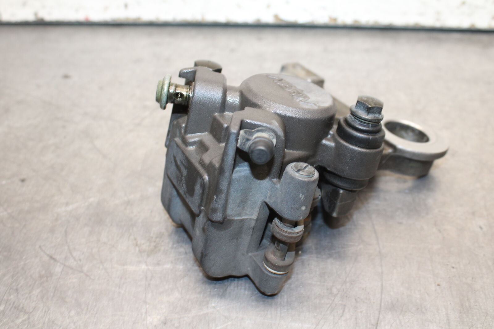 06-07 YAMAHA YZF R6 REAR BACK BRAKE CALIPER W MOUNT BRACKET BB742