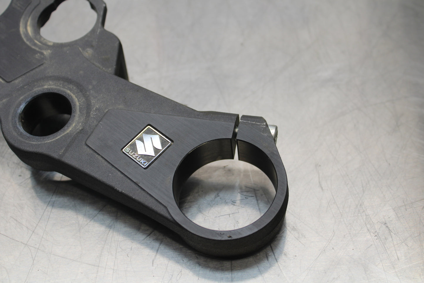 11 SUZUKI GSXR1000 FORKS UPPER TRIPLE TREE CLAMP BB142