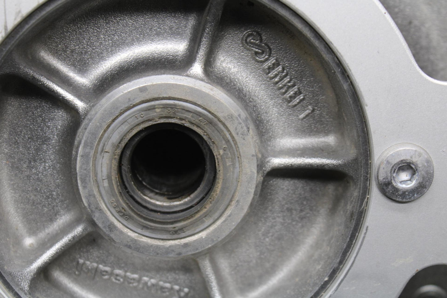 2005 Kawasaki Vulcan 1600 VN1600D FRONT WHEEL AND LEFT RIGHT RORORS BB556