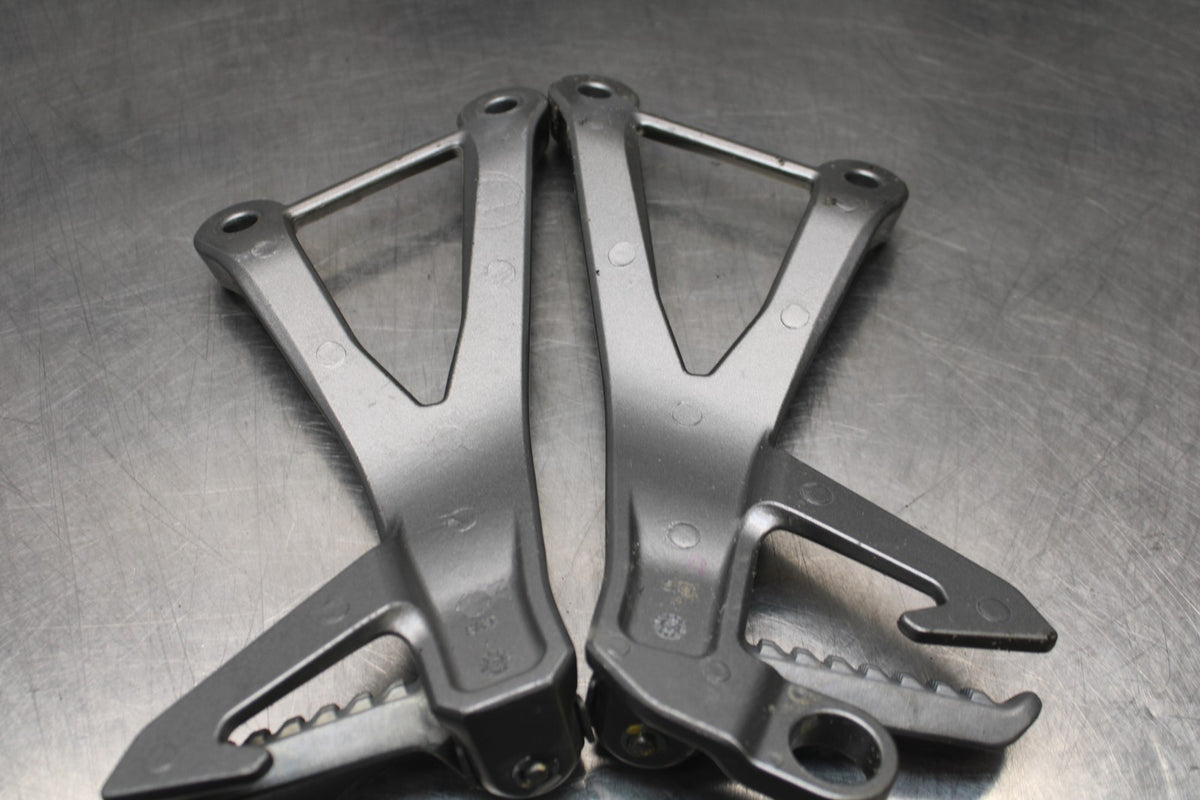24-25 KAWASAKI NINJA ZX4R REAR BACK PASSENGER PEG SET PAIR BB827