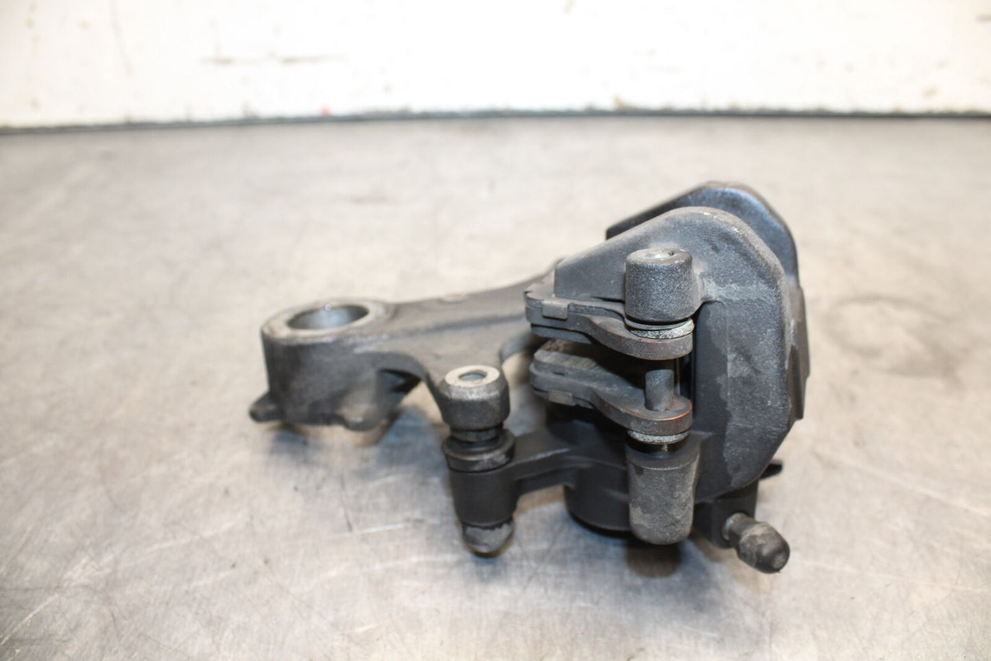 11-24 SUZUKI GSXR750 REAR BRAKE CALIPER W MOUNT BRACKET 69100-47H10-999  BB714