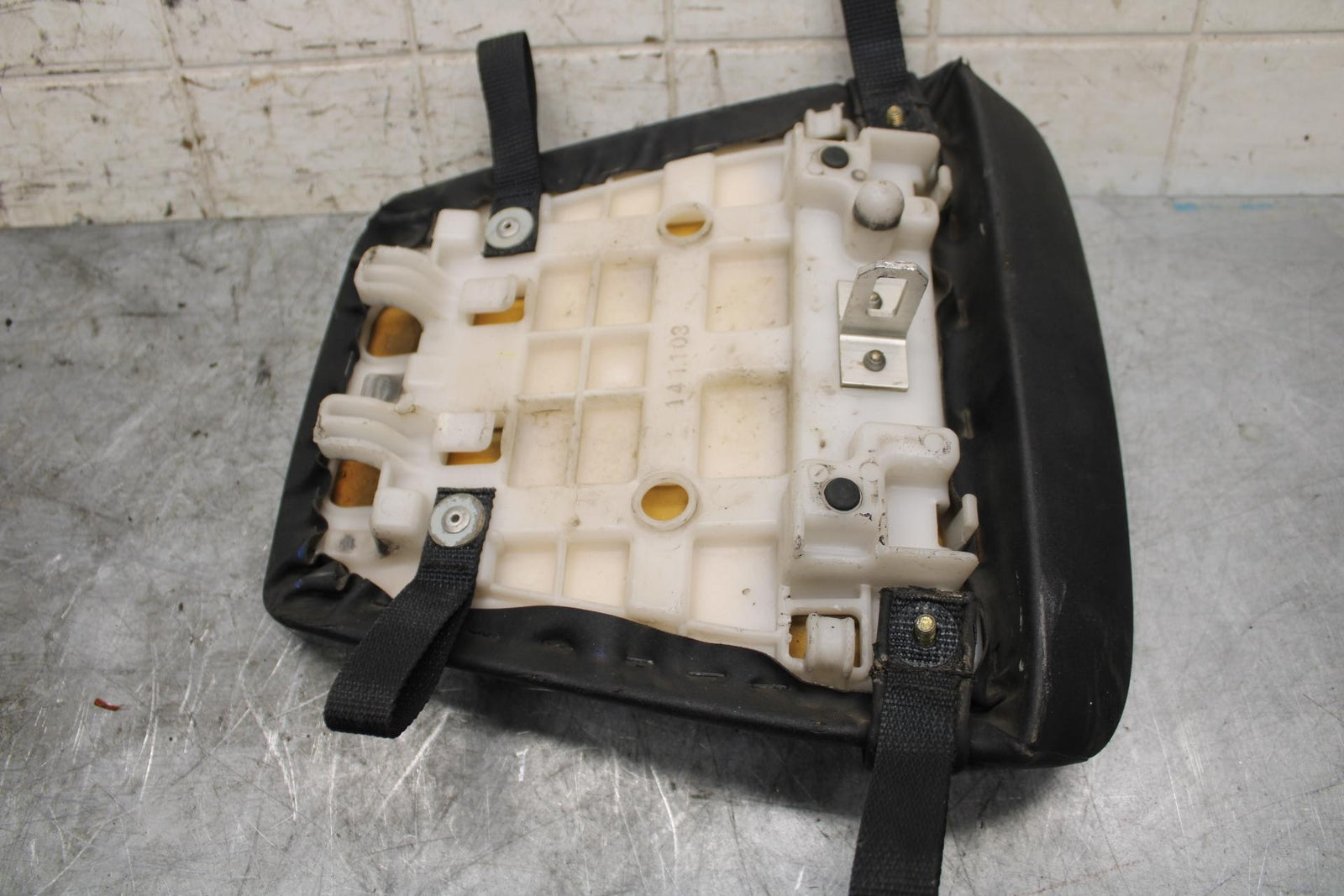 2002 Yamaha YZF R6 REAR BACK PASSENGER TANDEM SEAT PAD SADDLE PILLION BB545
