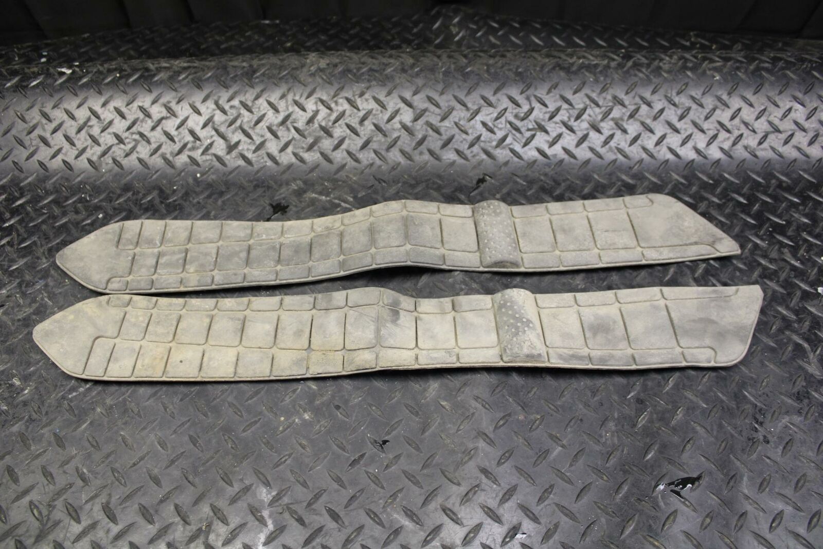 07 SUZUKI BURGMAN 650 FLOOR BOARD FOOT REST MATS RUBBERS BB183