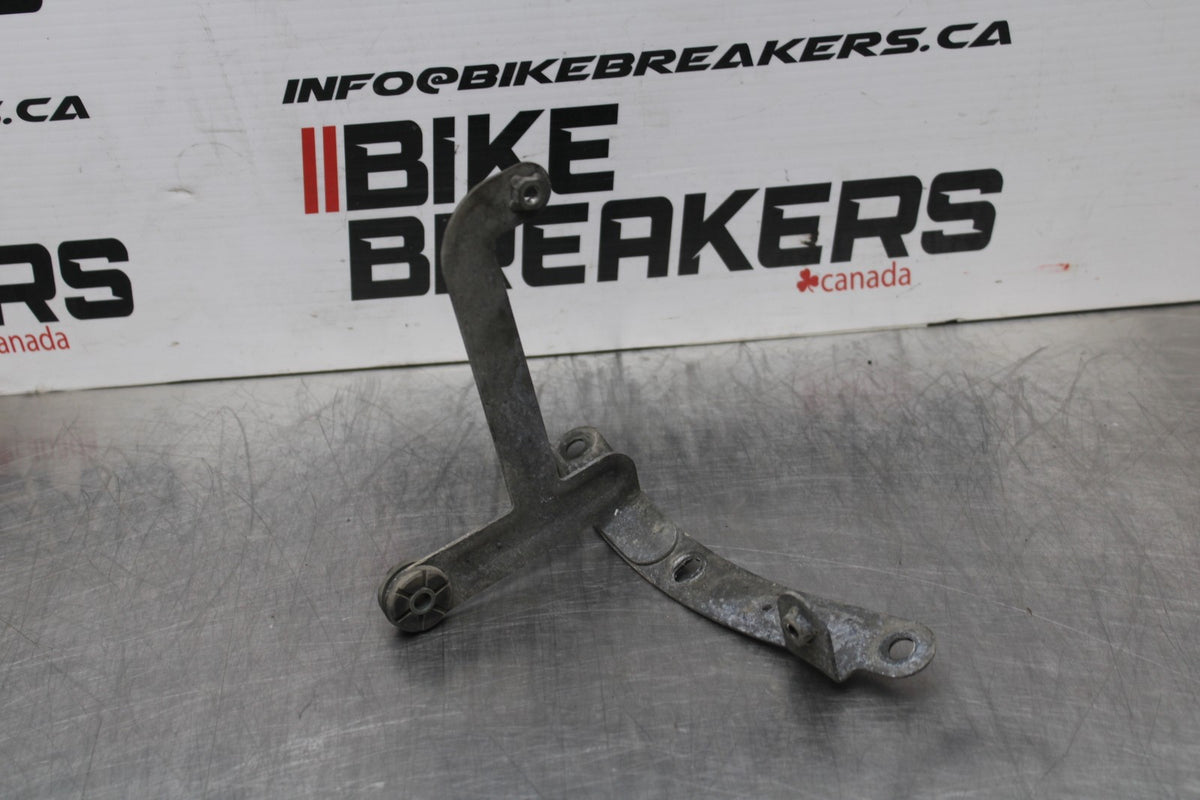05-06 SUZUKI GSXR1000 OIL COOLER MOUNTING BRACKET MOUNT SUPPORT BB773
