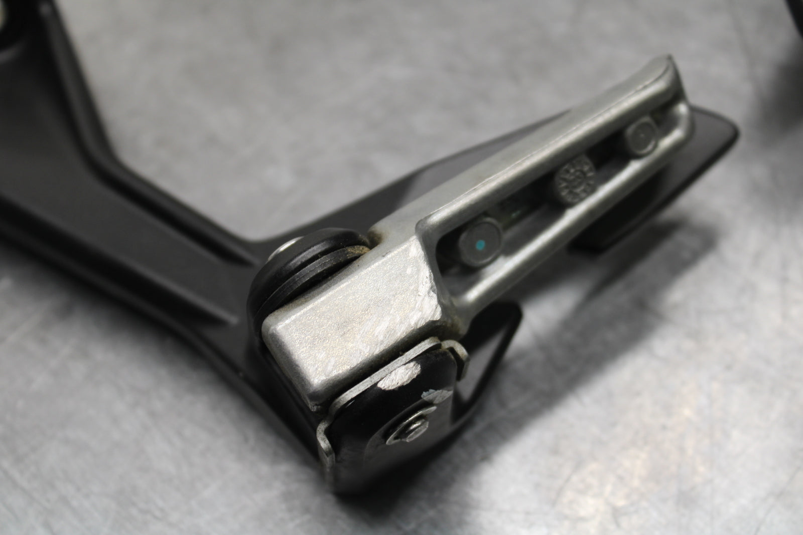 24 KAWASAKI NINJA 500 ABS REAR BACK PASSENGER PEG SET PAIR BB730