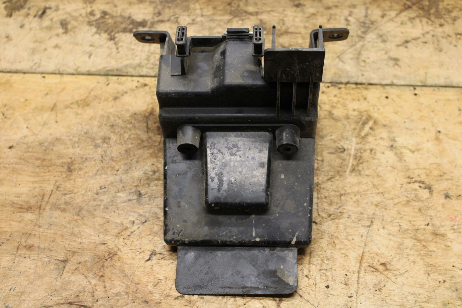07-11 SUZUKI VSTROM 650 REAR BACK TAIL UNDERTAIL BATTERY TRAY PLASTIC BB340