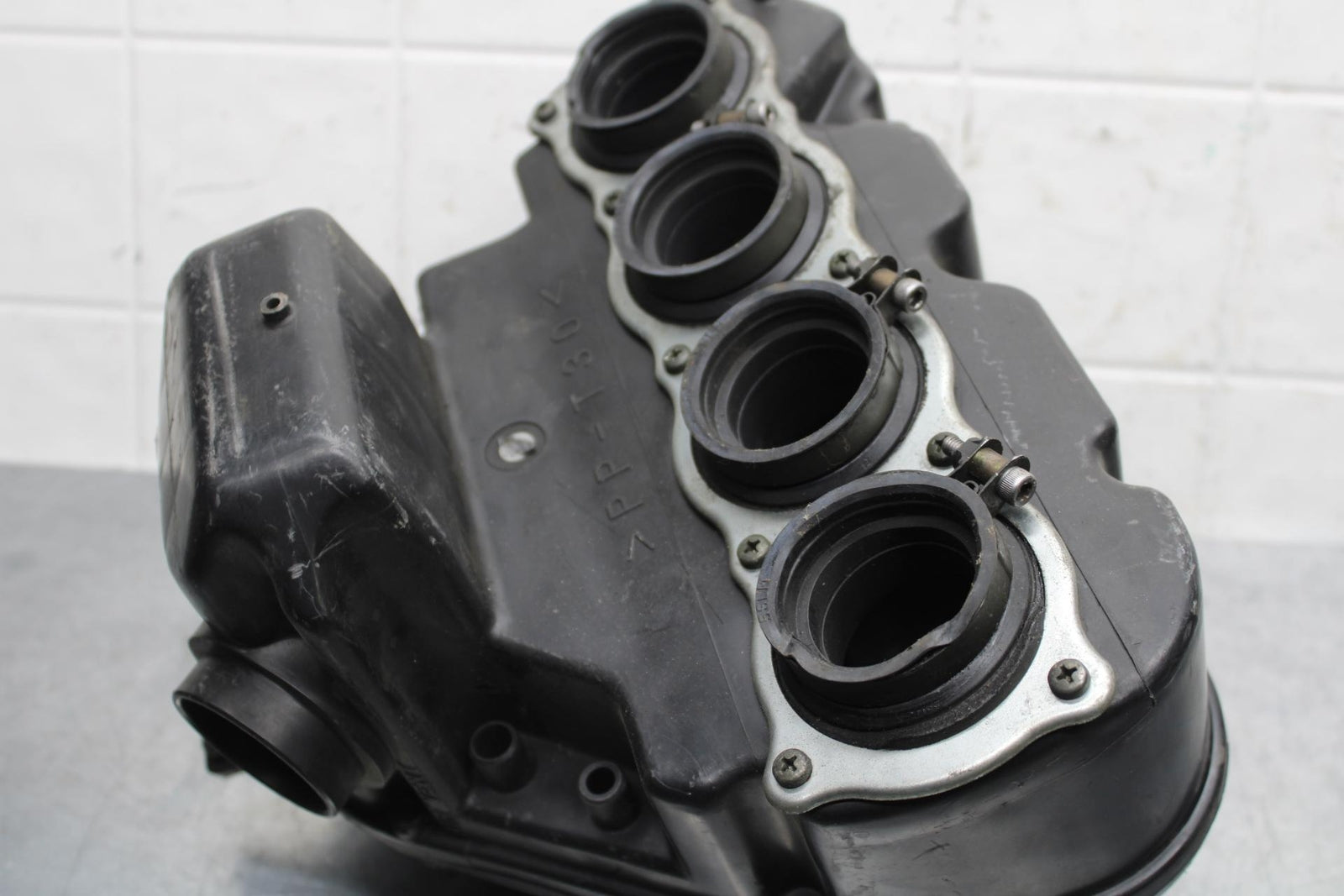 2007 Yamaha YZF R6S AIRBOX AIR INTAKE FILTER BOX 5SL-14411-00-00 BB594