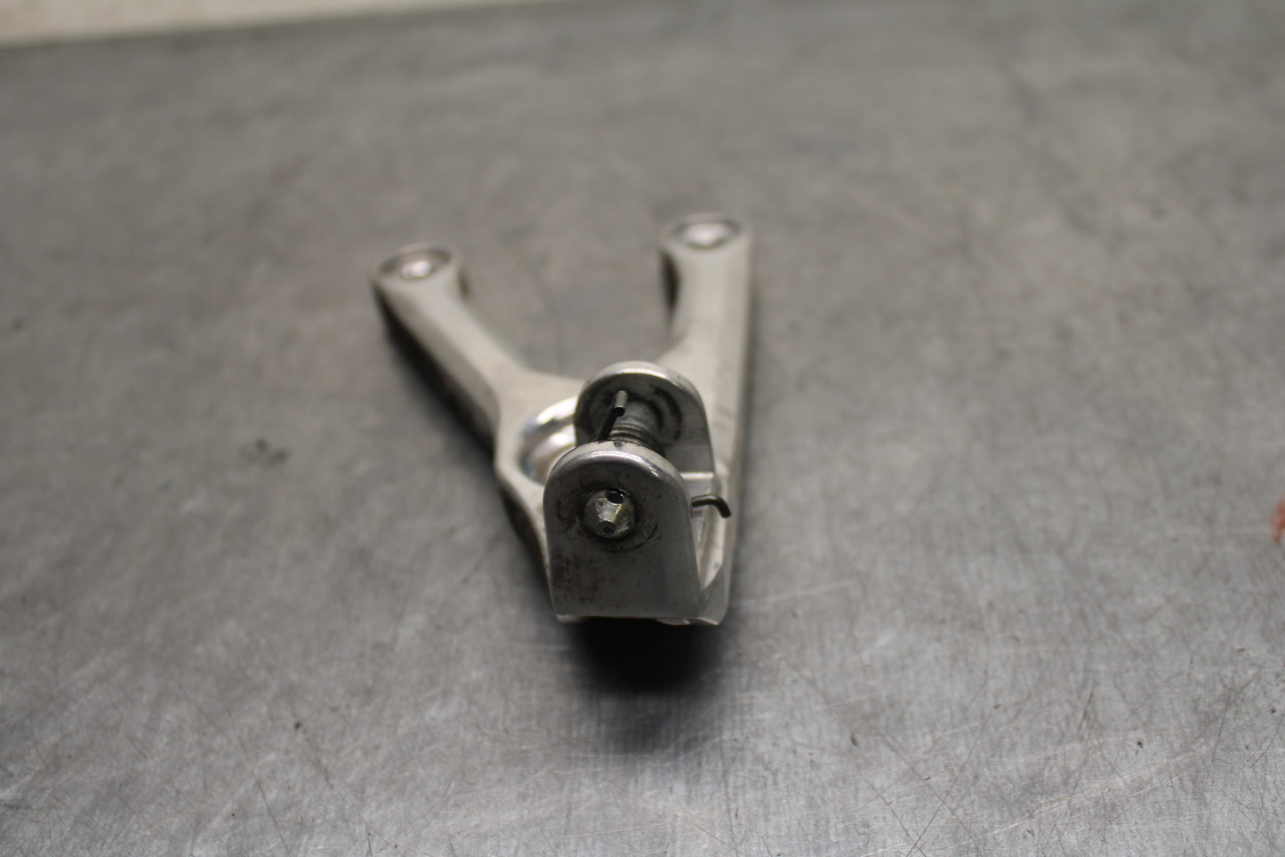 03-05 YAMAHA YZF R6  LEFT REARSET REAR SET DRIVER FOOT PEG BRACKET MOUNT BB132