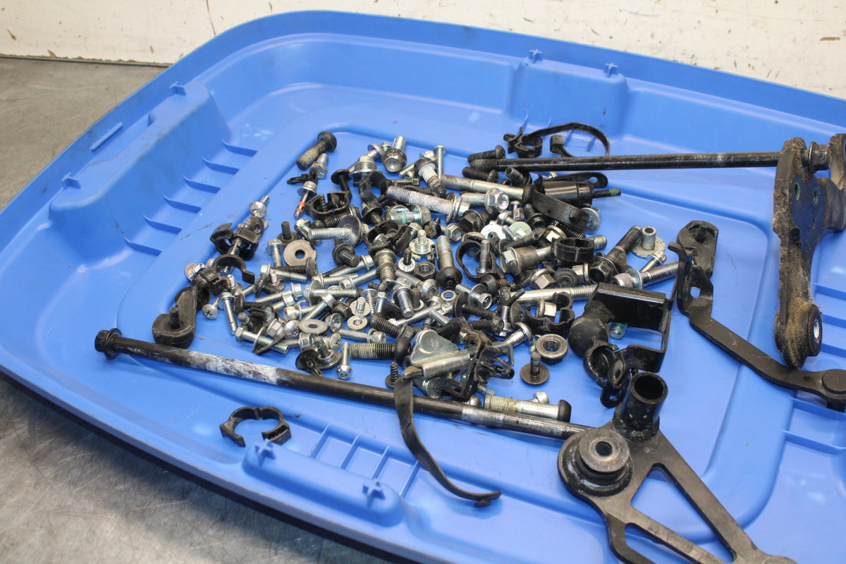 22-24 YAMAHA XSR900 MOUNTING BOLTS HARDWARE MOTOR SCREWS BB683