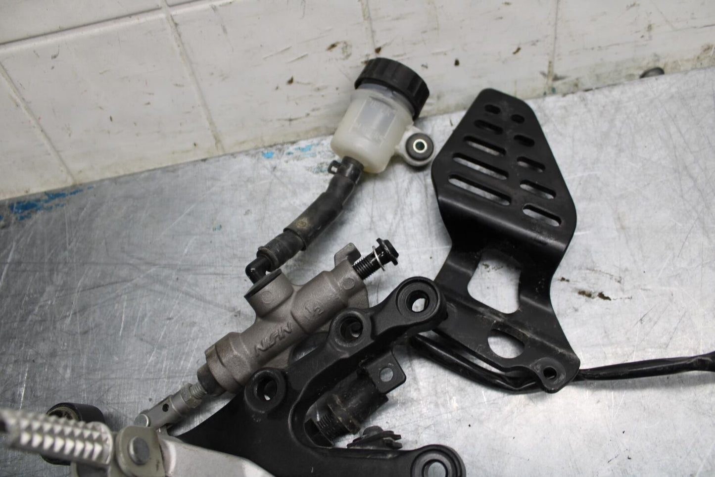 08-16 YAMAHA YZF R6 RIGHT REARSET REAR SET DRIVER FOOT PEG REST STOP BB451