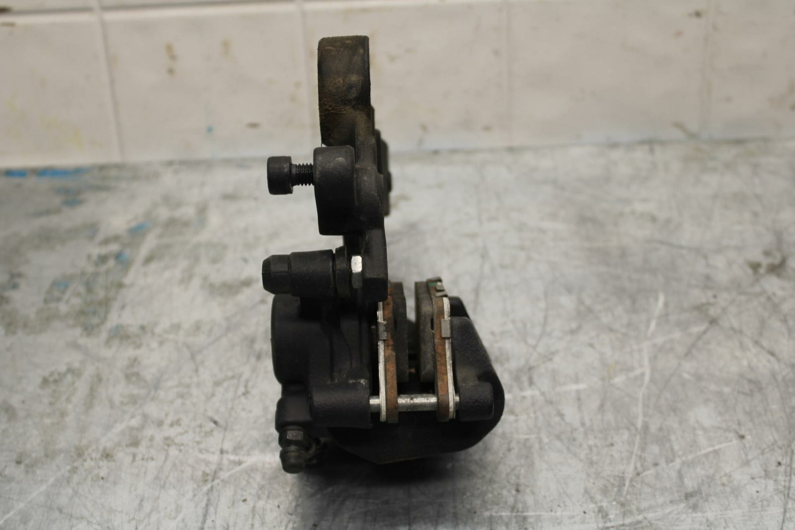 19-20 KAWASAKI NINJA ZX6R REAR BACK BRAKE CALIPER W MOUNT BRACKET BB419