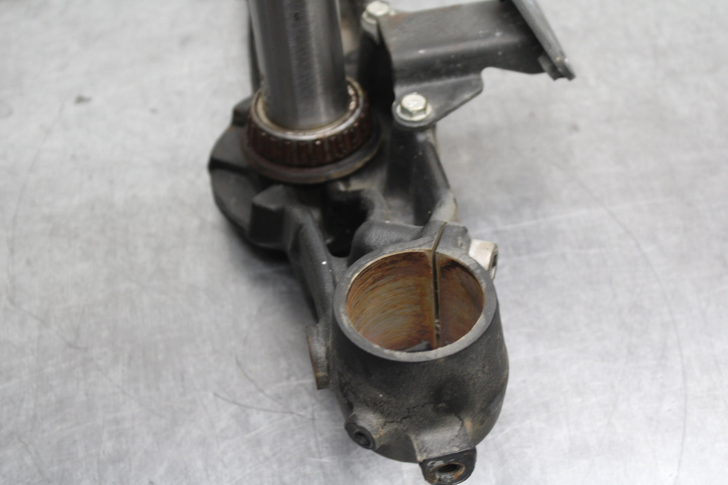 03-08 KAWASAKI VULCAN 1600 FRONT FORKS CLAMP LOWER TRIPLE TREE STEM BB754