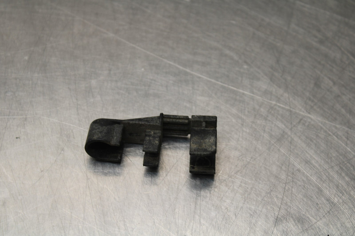 05 YAMAHA YZF R6 FUEL HOSE GAS LINE CLIP Does Not Apply BB858